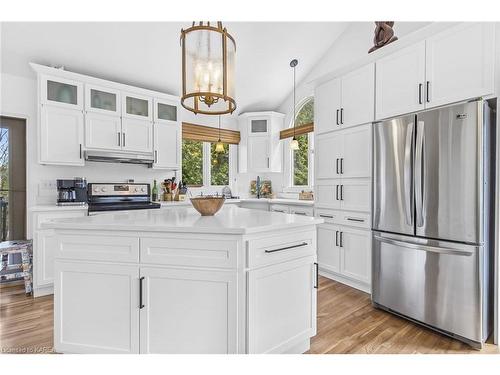 1015 Cedarwoods Drive, Verona, ON - Indoor Photo Showing Kitchen With Upgraded Kitchen