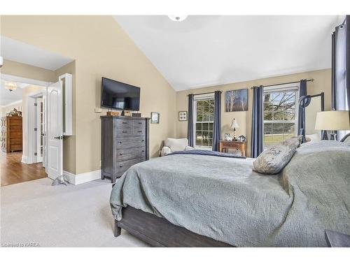 1015 Cedarwoods Drive, Verona, ON - Indoor Photo Showing Bedroom