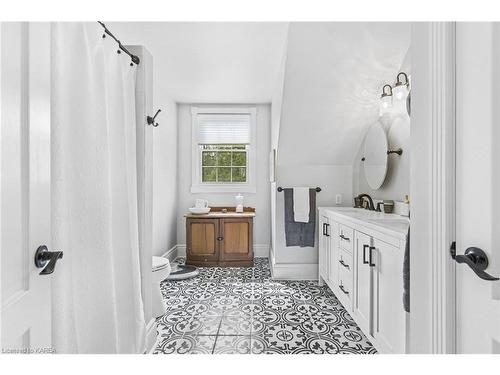 1015 Cedarwoods Drive, Verona, ON - Indoor Photo Showing Bathroom