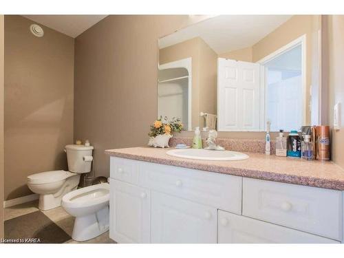 448 Dolshire Street, Kingston, ON - Indoor Photo Showing Bathroom