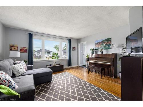 849 Victoria Street, Kingston, ON - Indoor Photo Showing Living Room