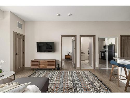 210-820 Gardiners Road, Kingston, ON - Indoor Photo Showing Living Room