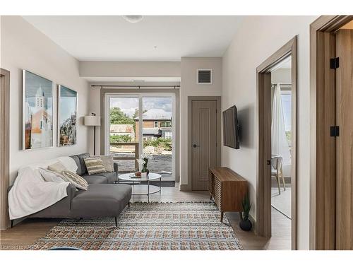 210-820 Gardiners Road, Kingston, ON - Indoor Photo Showing Living Room