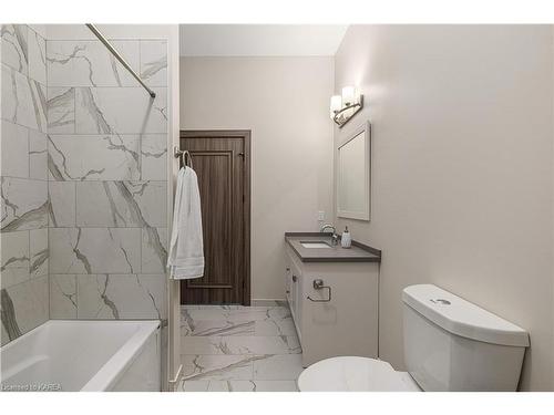 210-820 Gardiners Road, Kingston, ON - Indoor Photo Showing Bathroom