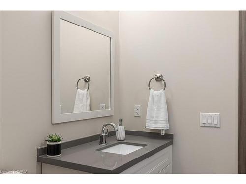 519-820 Gardiners Road, Kingston, ON - Indoor Photo Showing Bathroom