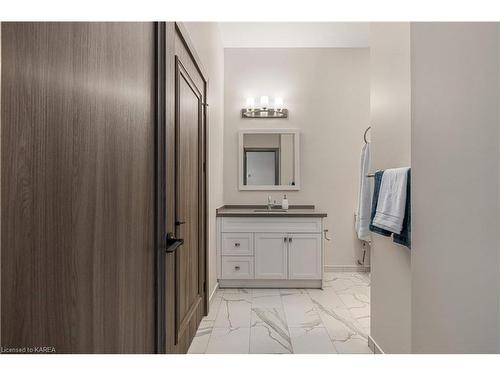623-820 Gardiners Road, Kingston, ON - Indoor Photo Showing Bathroom