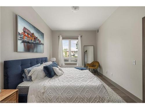 327-820 Gardiners Road, Kingston, ON - Indoor Photo Showing Bedroom