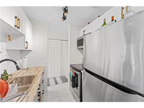 411-17 Eldon Hall Place, Kingston, ON - Indoor Photo Showing Kitchen