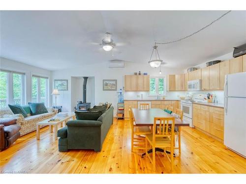 710 Sunset Shores Lane, Tichborne, ON - Indoor Photo Showing Living Room