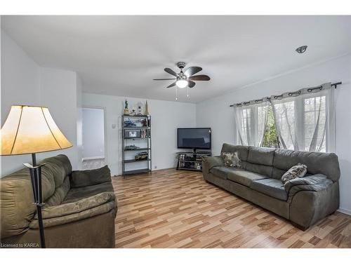 5567 Bath Road, Millhaven, ON - Indoor Photo Showing Living Room