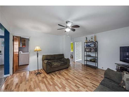 5567 Bath Road, Millhaven, ON - Indoor Photo Showing Living Room