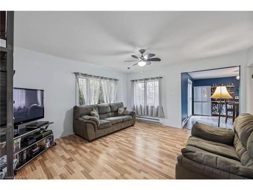 5567 Bath Road, Millhaven, ON - Indoor Photo Showing Living Room