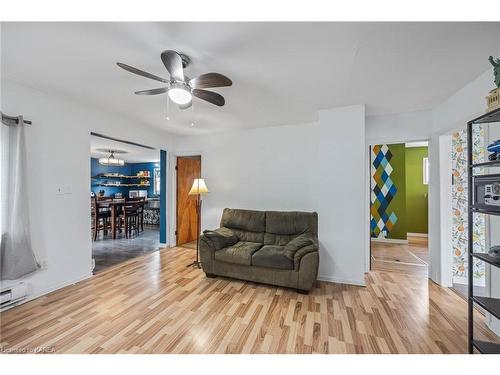 5567 Bath Road, Millhaven, ON - Indoor Photo Showing Living Room