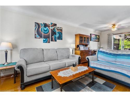 956 Portsmouth Avenue, Kingston, ON - Indoor Photo Showing Living Room