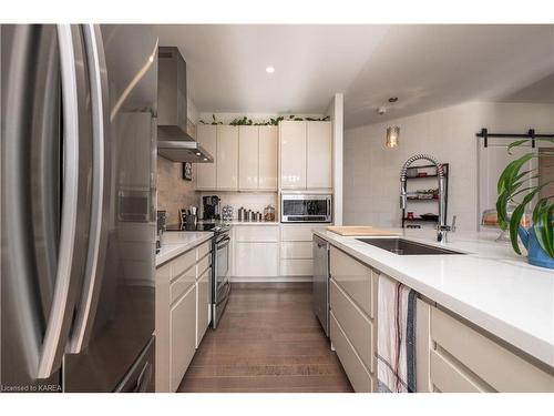 217 Clipper Court, Kingston, ON - Indoor Photo Showing Kitchen With Upgraded Kitchen