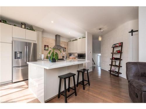 217 Clipper Court, Kingston, ON - Indoor Photo Showing Kitchen With Upgraded Kitchen