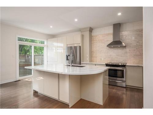 217 Clipper Court, Kingston, ON - Indoor Photo Showing Kitchen With Upgraded Kitchen