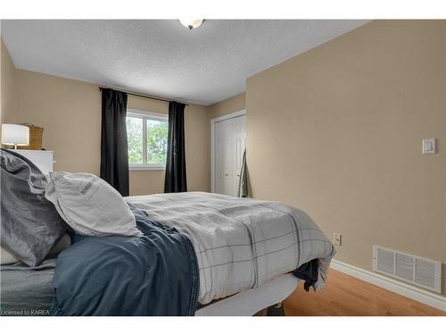212 Briceland Street, Kingston, ON - Indoor Photo Showing Bedroom
