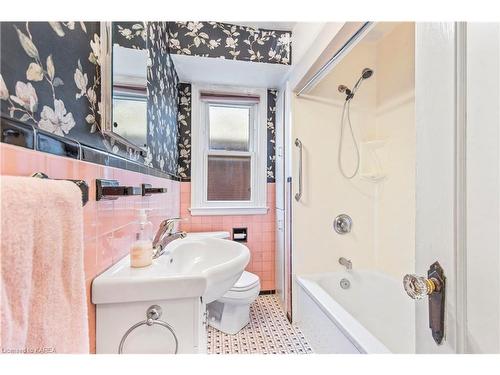493 College Street, Kingston, ON - Indoor Photo Showing Bathroom