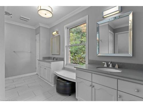 873 North Shore Road, Howe Island, ON - Indoor Photo Showing Bedroom