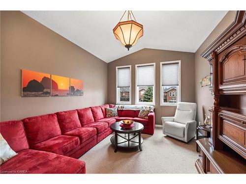 553 Quail Court, Kingston, ON - Indoor Photo Showing Living Room