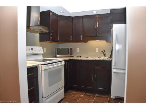 407-266 Guthrie Drive, Kingston, ON - Indoor Photo Showing Kitchen