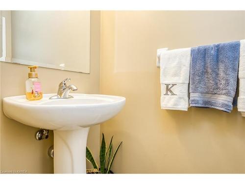 1573 Crimson Crescent, Kingston, ON - Indoor Photo Showing Bathroom