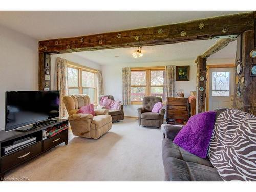 1329 Eden Grove Road, Lansdowne, ON - Indoor Photo Showing Living Room