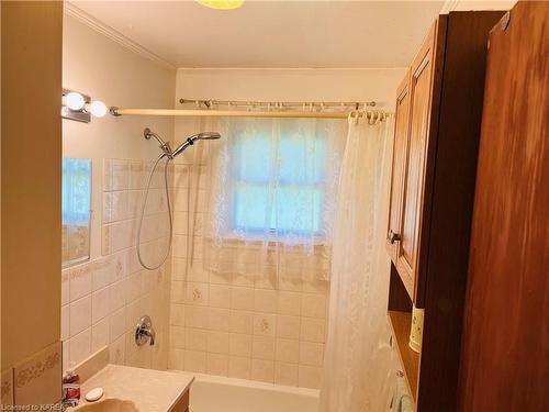 4653 Bath Road, Bath, ON - Indoor Photo Showing Bathroom