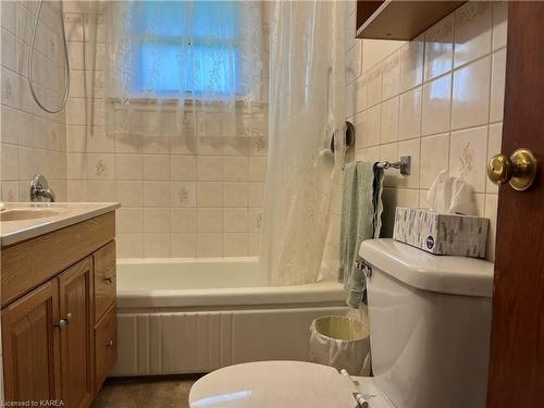 4653 Bath Road, Bath, ON - Indoor Photo Showing Bathroom
