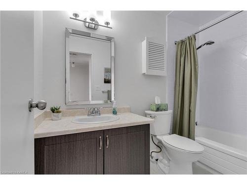 405-17 Eldon Hall Place, Kingston, ON - Indoor Photo Showing Bathroom