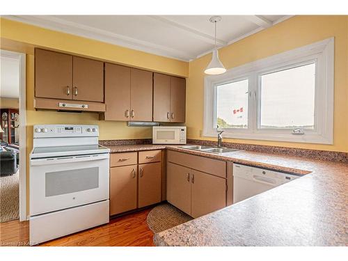 146 Twin Oaks Lane, Gananoque, ON - Indoor Photo Showing Kitchen With Double Sink