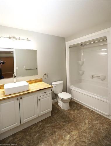 47 Follwell Crescent, Belleville, ON - Indoor Photo Showing Bathroom