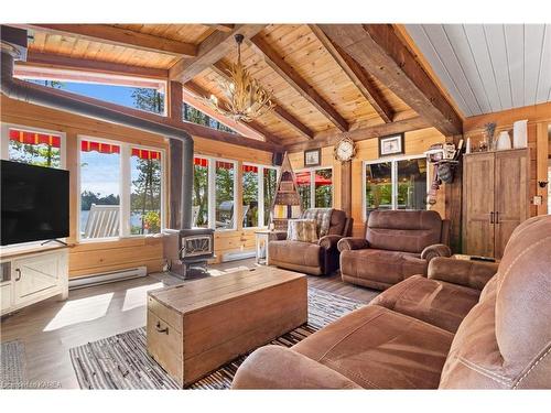 465 Limerick Lk S N Road, Limerick, ON - Indoor Photo Showing Living Room