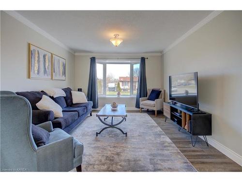 801 Danbury Road, Kingston, ON - Indoor Photo Showing Living Room