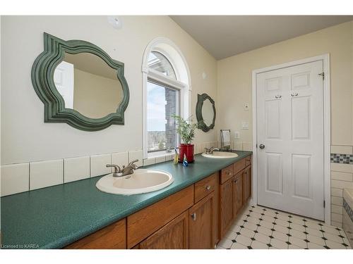 708 Palace Road, Napanee, ON - Indoor Photo Showing Bathroom