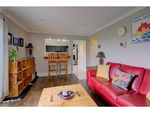 682 Summerfield Place, Kingston, ON - Indoor Photo Showing Living Room