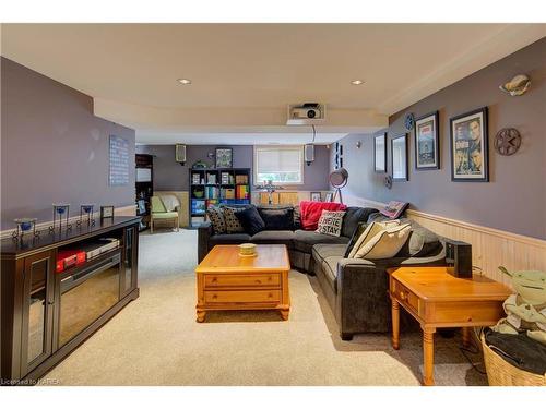 682 Summerfield Place, Kingston, ON - Indoor Photo Showing Living Room