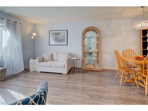 149 Britannia Crescent Crescent, Bath, ON - Indoor Photo Showing Living Room