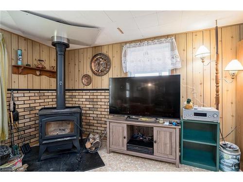 913 Third Concession Road, Greater Napanee, ON - Indoor Photo Showing Living Room With Fireplace