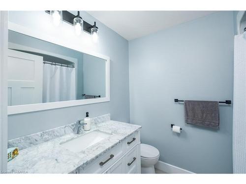 2255 Mcintyre Road, Bath, ON - Indoor Photo Showing Bathroom