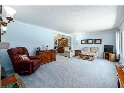 1086 Highway 2, Kingston, ON - Indoor Photo Showing Living Room