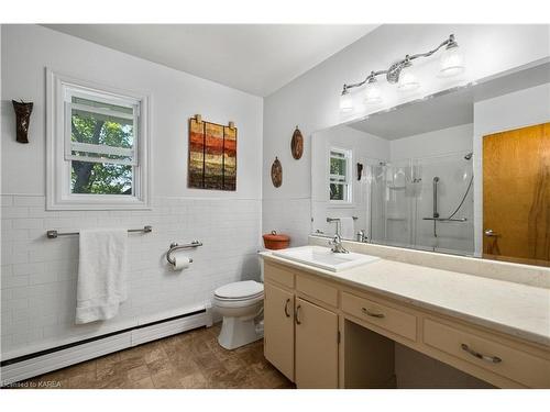 1086 Highway 2, Kingston, ON - Indoor Photo Showing Bathroom