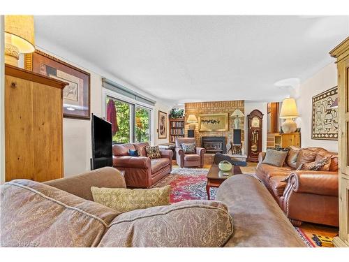 197 Fairway Hill Crescent, Kingston, ON - Indoor Photo Showing Living Room