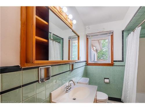 310 Arrowhead Place, Kingston, ON - Indoor Photo Showing Bathroom