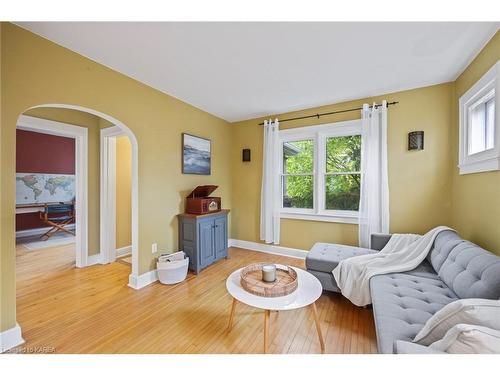 814 Johnson Street, Kingston, ON - Indoor Photo Showing Living Room