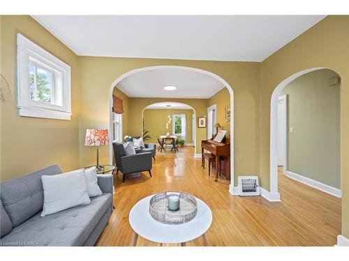 814 Johnson Street, Kingston, ON - Indoor Photo Showing Living Room