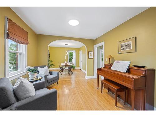 814 Johnson Street, Kingston, ON - Indoor Photo Showing Living Room