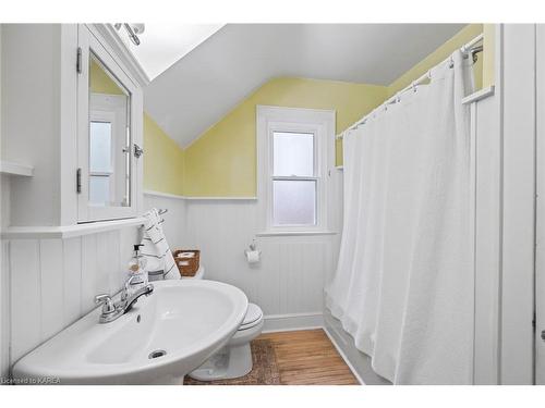 814 Johnson Street, Kingston, ON - Indoor Photo Showing Bathroom