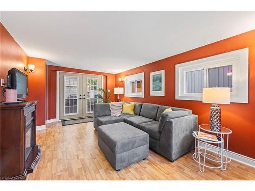 814 Johnson Street, Kingston, ON - Indoor Photo Showing Living Room
